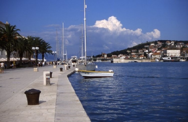 TROGIR > Altstadt > Uferpromenade und Brücke zur Insel Ciovo