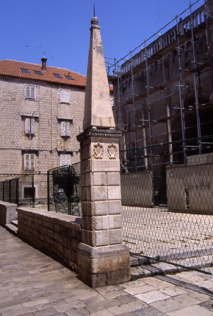 TROGIR > Altstadt > Trg Ivana Pavla II - Säule