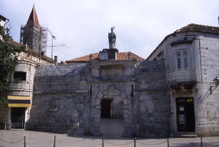 TROGIR > Altstadt > Stadttor Nordseite - Statue des Stadtpatrons