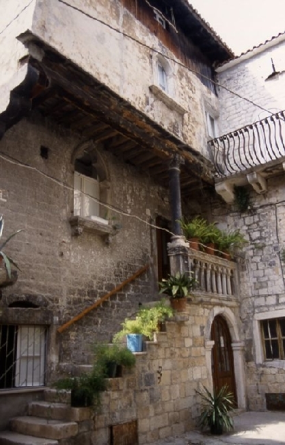 TROGIR > Altstadt > Gasse - Hauszugang