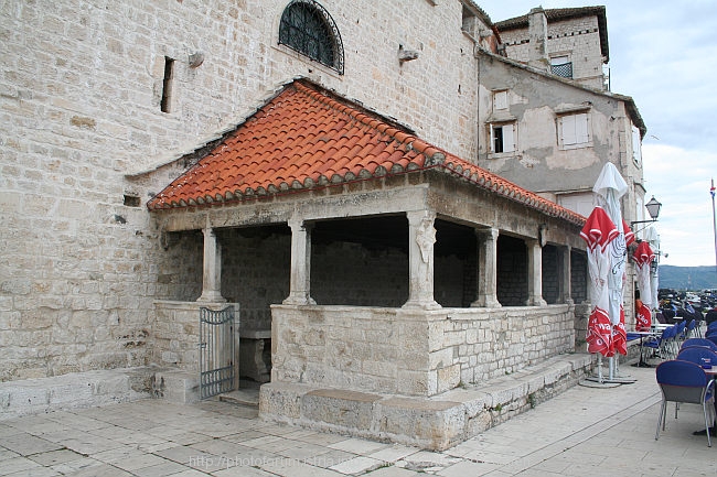 TROGIR > Altstadt > Stadtloggia außerhalb der Mauern