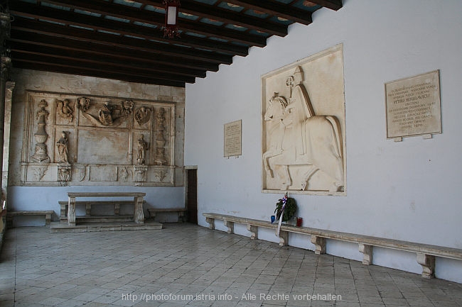 TROGIR > Altstadt > Stadtloggia - Reliefs über dem Gerichtstisch