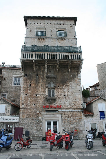 TROGIR > Altstadt > Fassade an der Uferpromenade (Riva)