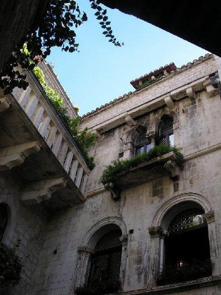 TROGIR > Altstadt > Gasse > Balkon - wie bei Romeo & Julia