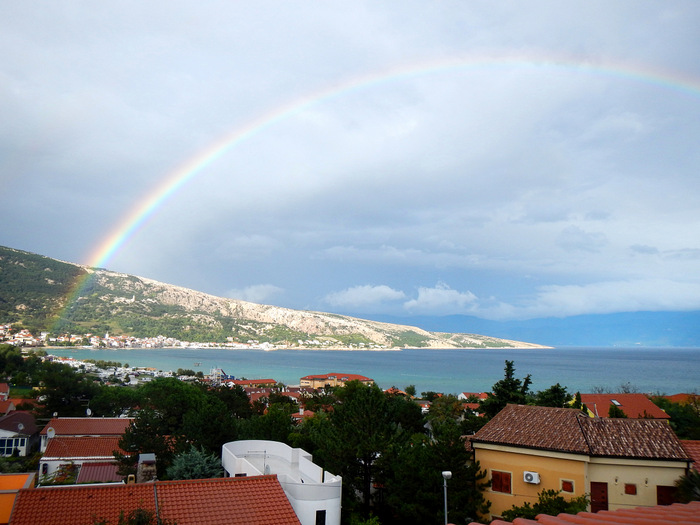 Regenbogen über Baska
