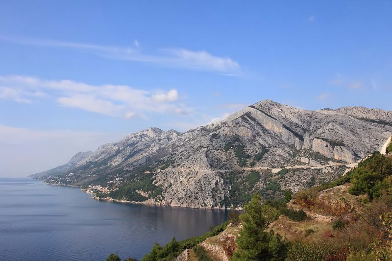 Dalmatien: BRELA > Blick von der Küstenstraße