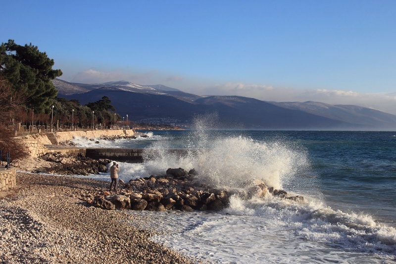 Kvarner: NOVI VINODOLSKI > Wellenknipserin am Strand Plaza Gradska Lisanj