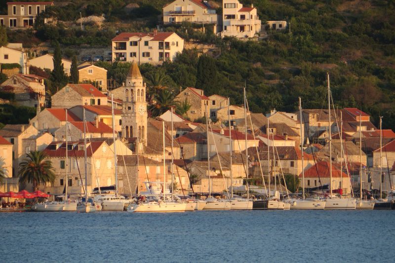 Dalmatien: INSEL VIS > Blick auf Kut im Abendrot