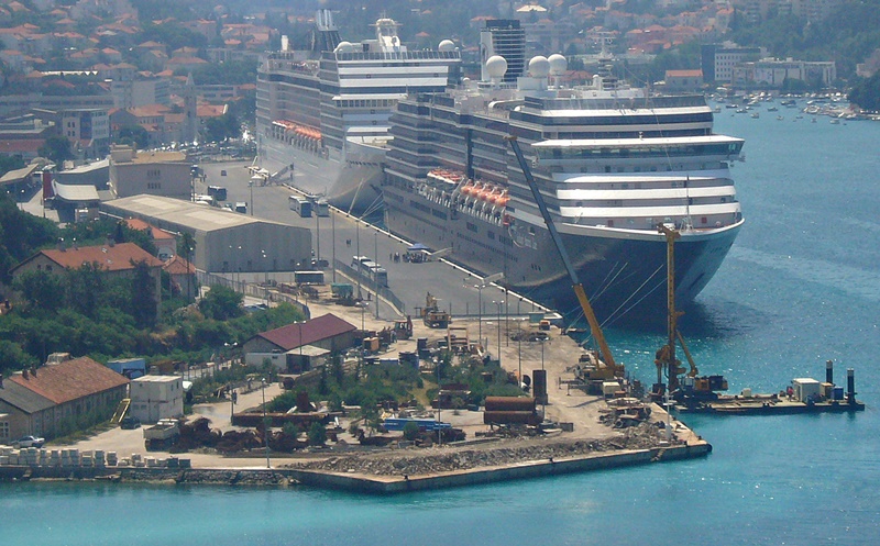 Dalmatien>Zwei Kreuzfahrtschffe im Hafen Gruz in Dubrovnik