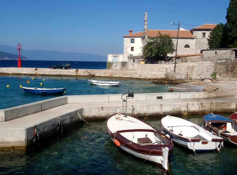 Kvarner: Glavotok, Insel KRK > kleiner Bootshafen mit Leuchtzeichen