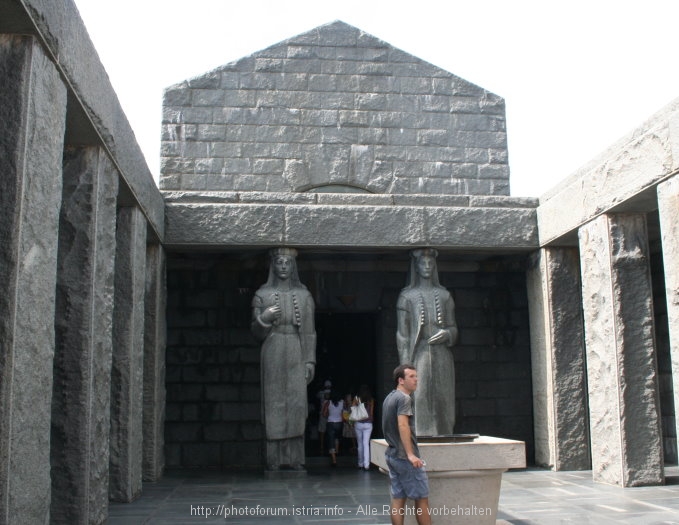 LOVCEN > Mausoleum Njegos