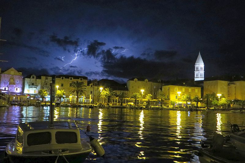 Dalmatien: SUPETAR > nächtliches Gewitter