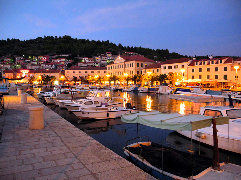 Dalmatien: VELA LUKA auf Korcula > Abends im Hafen