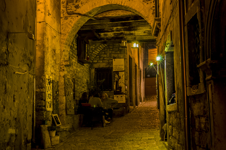 Istrien: Rovinj > Altstadtgasse am Abend