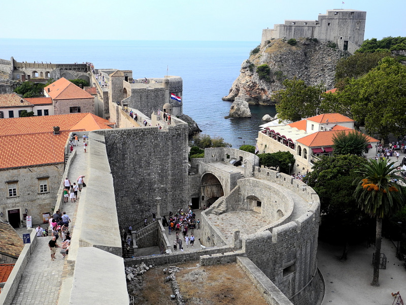 Dalmatien: DUBROVNIK > Touristen auf der Stadtmauer