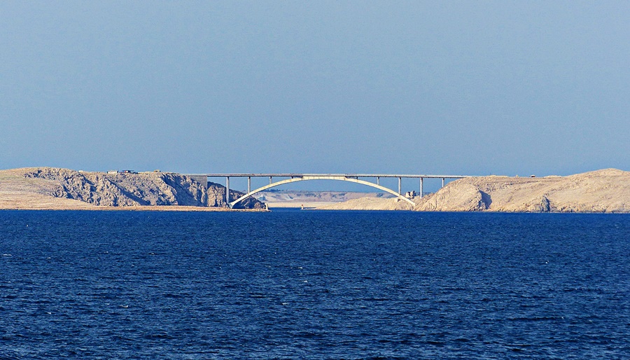 Noeddalmatien>Der Blick auf die Brücke von Pag