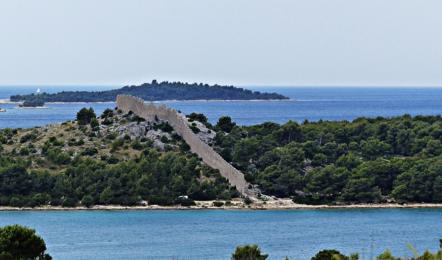 DALMATIEN>Schöne Mauer