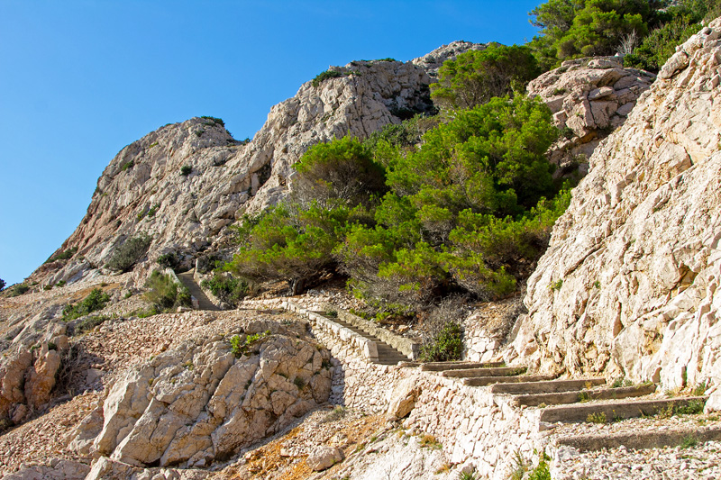 Kvarner: JABLANAC > Steintreppe im Fels