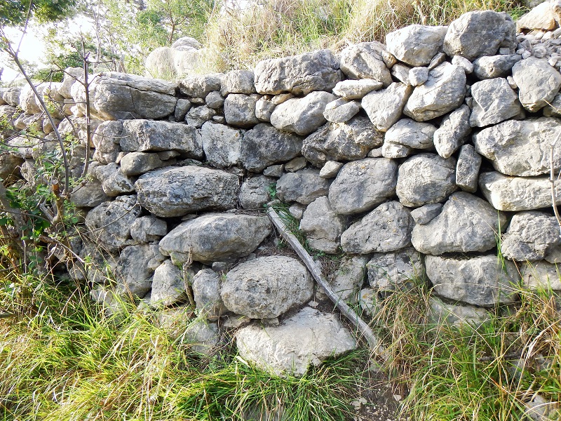 Kvarner: Jurandvor/Krk > Steinmauer mit Stufen an ehemaligen Weinbauterassen