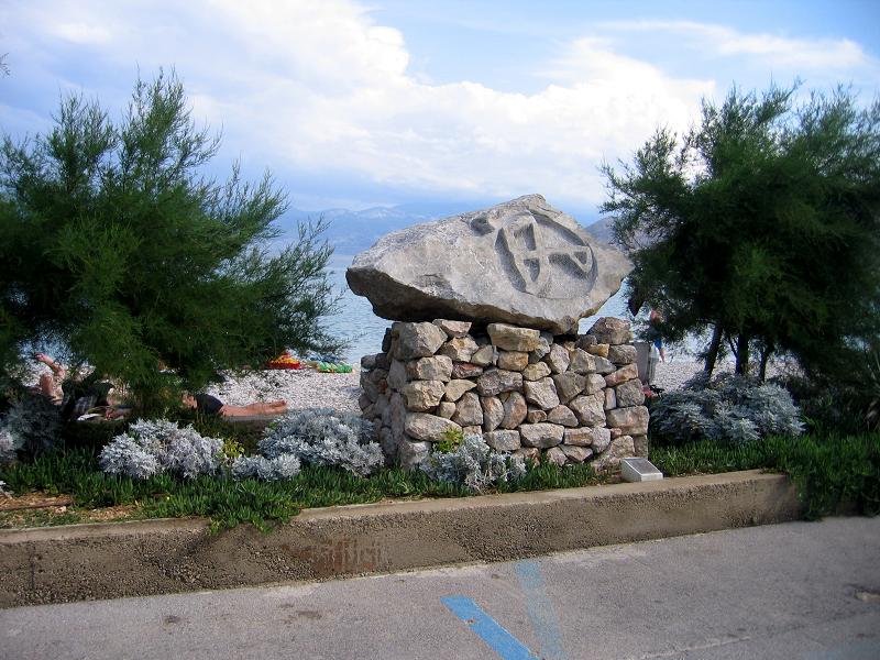 Kvarner: Baska, Insel KRK > Stein mit glagolitischen Schriftzeichen "Z"