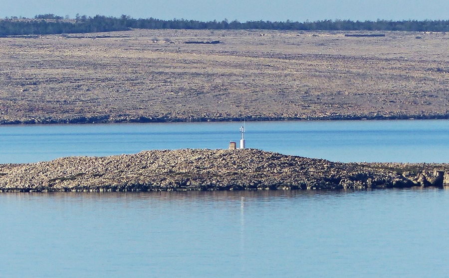 Dalmatien>Steinerhaufen bei Pag