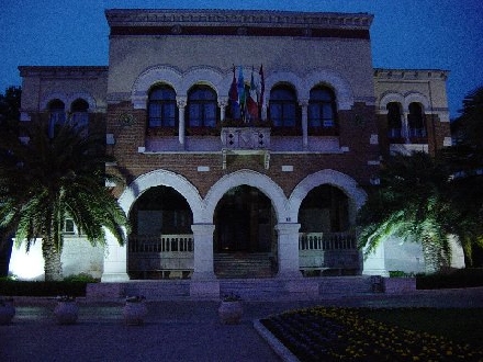 POREC > Rathaus bei Nacht