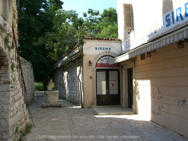 Gasse zum Hafen in Porec