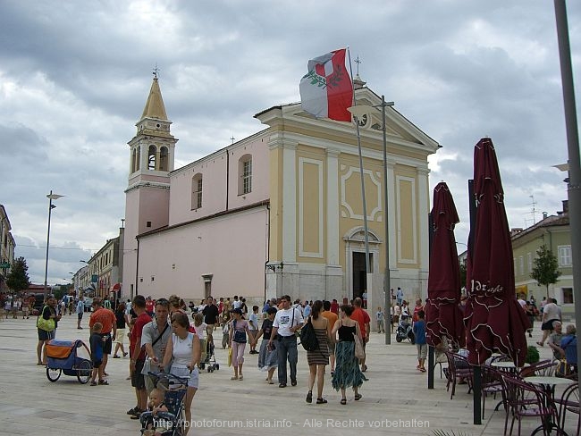 Kirche neben Altstadt