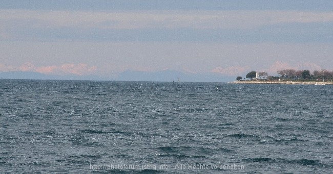 Porec > Blick auf die Alpenkette