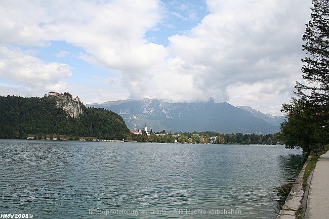 BLED AM SEE > Seeblick von Mlino in Richtung Stadtzentrum