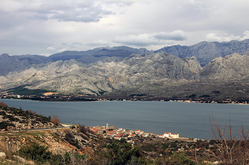 Dalmatien: VINJERAC > Blick auf den Ort und Velebit