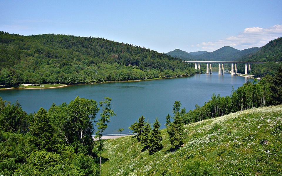 Primorje-Gorski Kotar>Blick auf den See von Fuzine