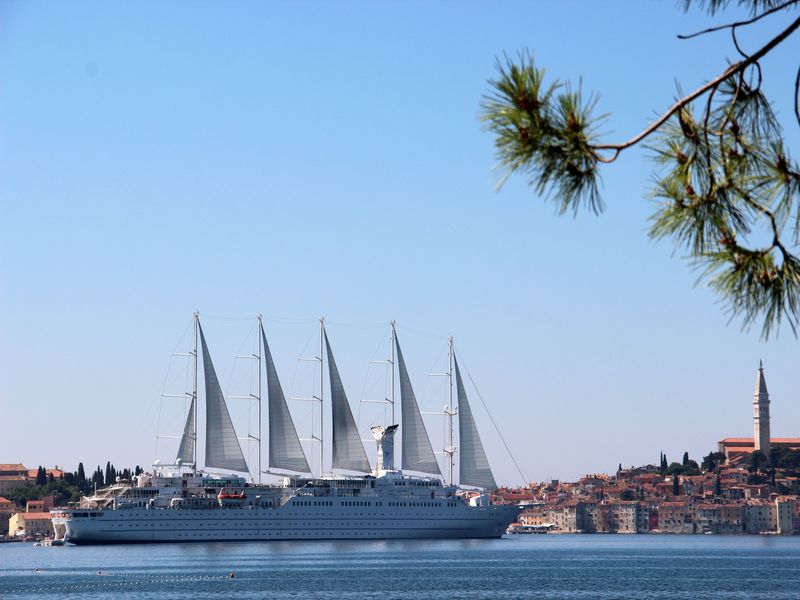 Istrien: ROVINJ > Kreuzfahrtschiff mit Segel