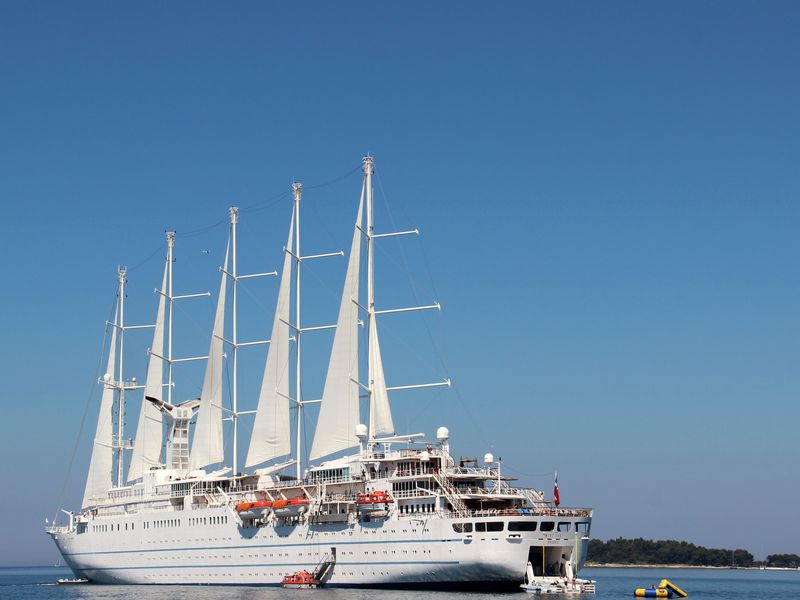 Istrien: ROVINJ > Kreuzfahrtschiff mit Segel