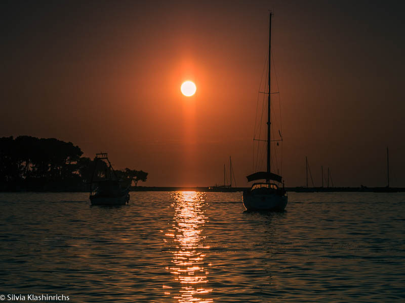 Segelboot bei Sonnenuntergang