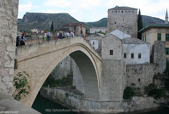 MOSTAR > Alte Brücke > Spektakel der Brückenspringer