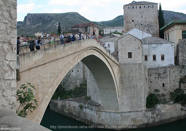 MOSTAR > Alte Brücke > Spektakel der Brückenspringer > Animateur