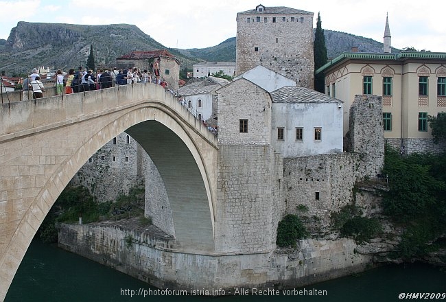 MOSTAR > Alte Brücke > Spektakel der Brückenspringer > Animateur