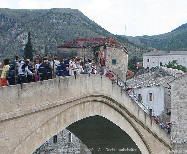 MOSTAR > Alte Brücke > Spektakel der Brückenspringer > Animateur