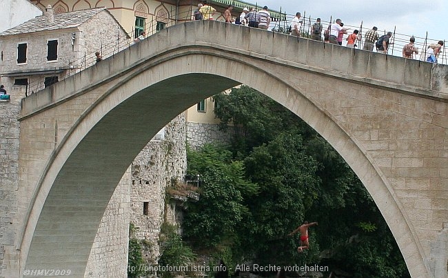 MOSTAR > Alte Brücke > Spektakel der Brückenspringer > Brückenspringer