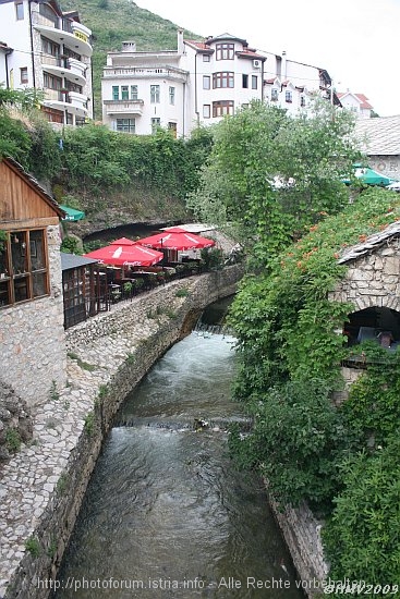 MOSTAR > Krumme Brücke > Fluss Radobolja