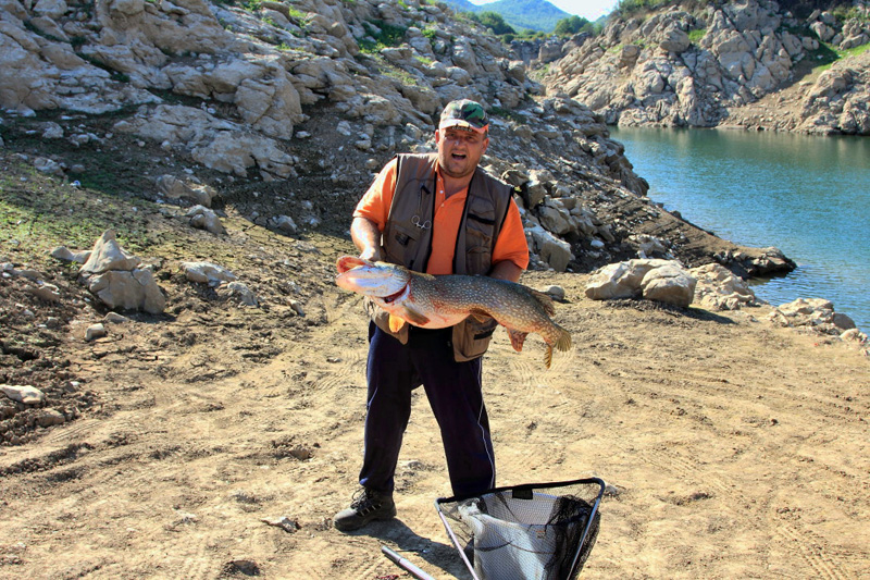 Kvarner: KALUDEROVAC > Angler mit Fang