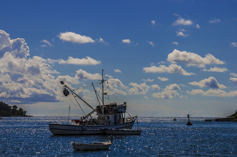 Istrien: ROVINJ> Fischerboot vor Anker