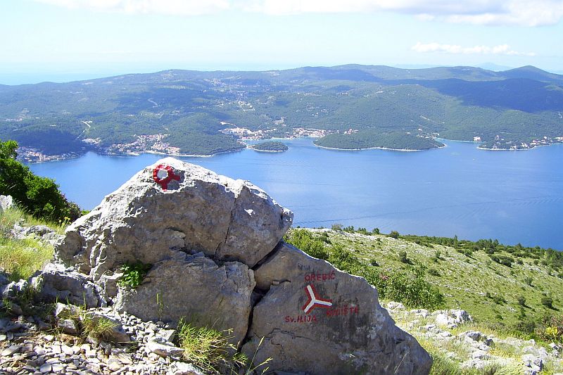 Dalmatien: PELJESAC > Wanderung auf den Sv. Ilija > Markierungen bei Wegkreuzung