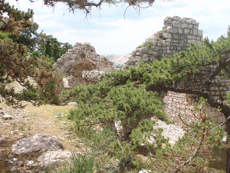 Kvarner: BAŠKA/Krk > Kirchenruine in Ur-Baska am Berg