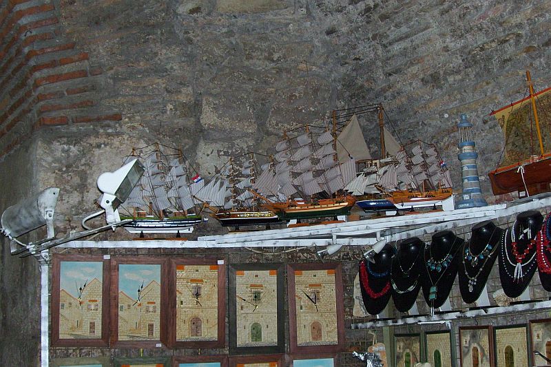 Dalmatien: SPLIT > Souvenirs in antikem Gewölbe