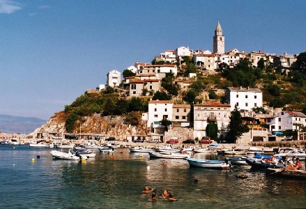 KALENDERBILD 05/2005 > Otok Krk - Vrbnik - Hafen - Schiffe