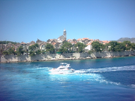 KALENDERBILD 06/2005 > KORCULA > Blick von der Fähre zurück