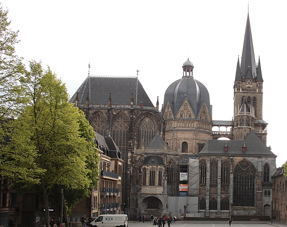 * Deutschland: Aachener Dom (Nordfassade) mit Pfalzkapelle