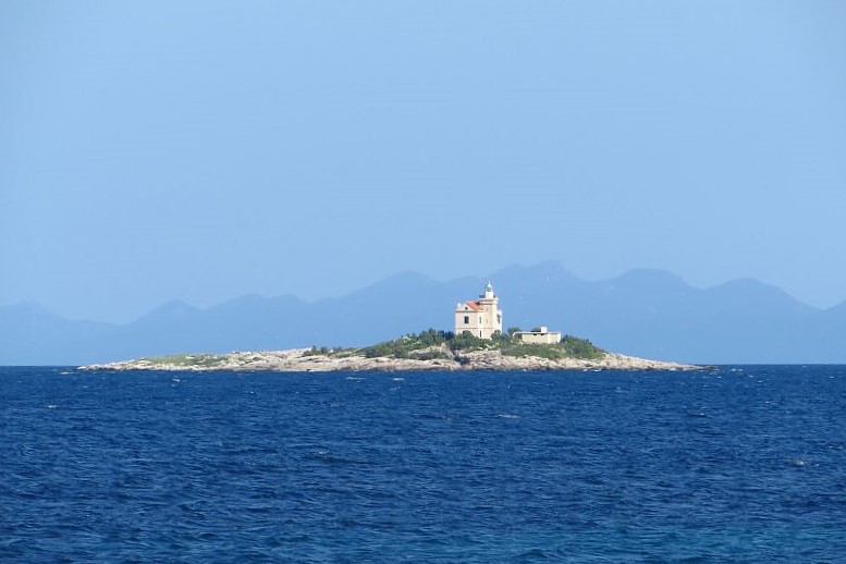 Dalmatien: OREBIC > vorgelagertes Leuchtturminselchen